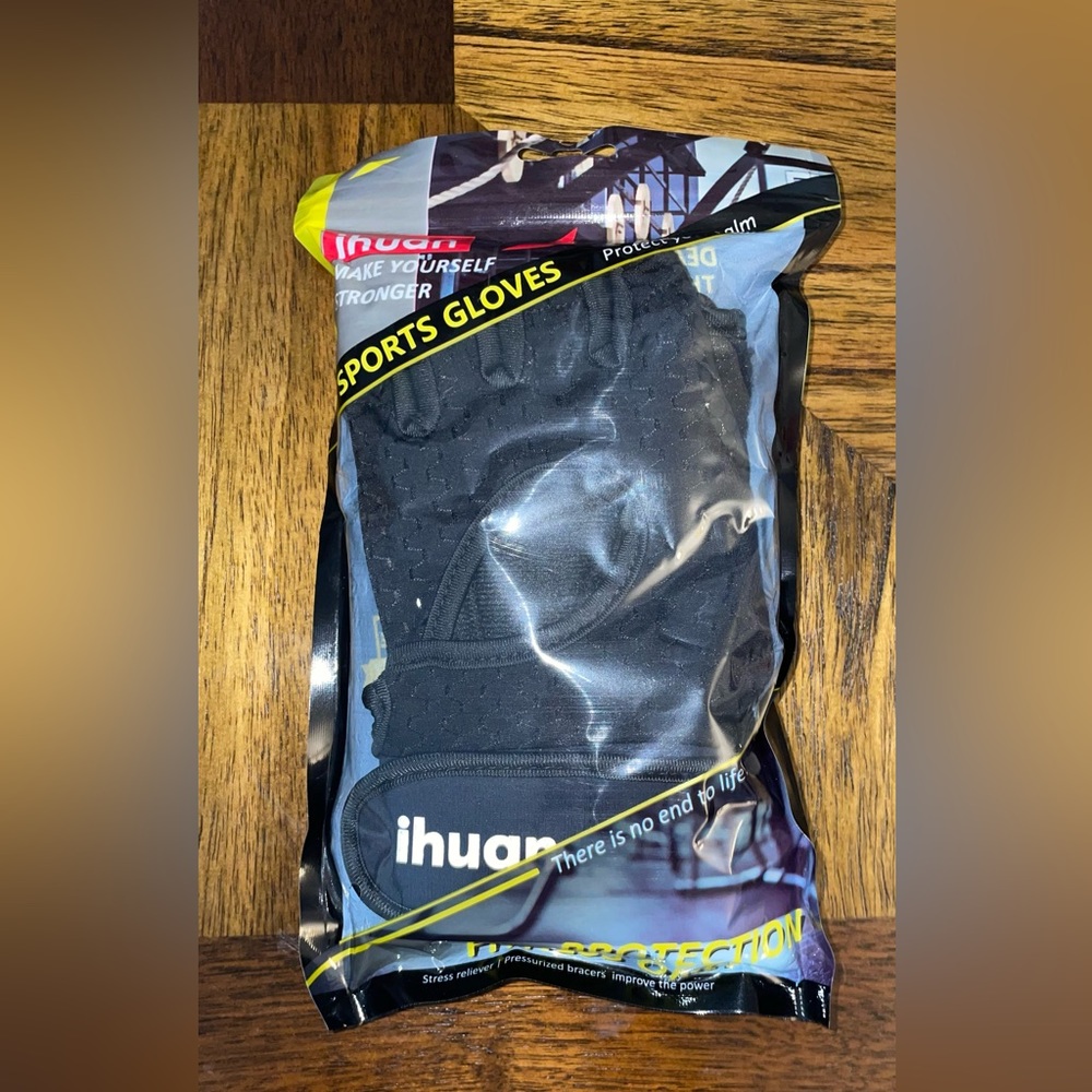 NWT SPORT GLOVES